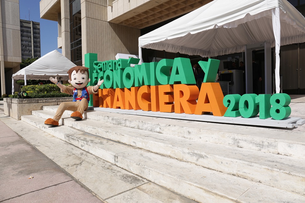 alex, la mascota de educación financiera de la asociación cibao.