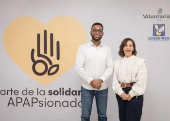 Alexander Feliz y Mildred Minaya de Asociación Popular de Ahorros y Prestamos.- Fuente externa.