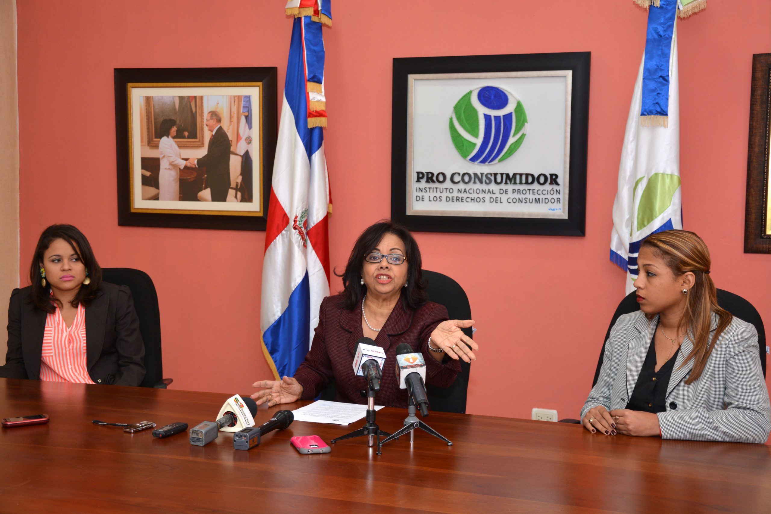 Altagrcia Paulino, directora de ProConsumidor, pidió a los consumidores conservar sus facturas como elementos de pruebas cuando les cobran comisión por sus pagos con tarjetas.