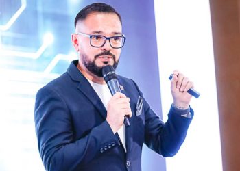 El doctor Álvaro Rojas, escritor, empresario y especialista en temas de liderazgo, durante la Conferencia Magistral de Otoño 2023: “Corazón Digital: Empresas y Profesionales del Futuro”, organizada por el Centro de Innovación y Capacitación Profesional (Capex).