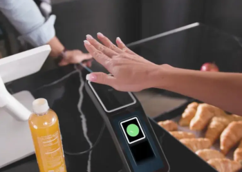 La firma introdujo Amazon One inicialmente en tiendas seleccionadas de Amazon Go, con dispositivos situados en su entrada para que los usuarios las utilizaran para pagar sus compras, previo registro.