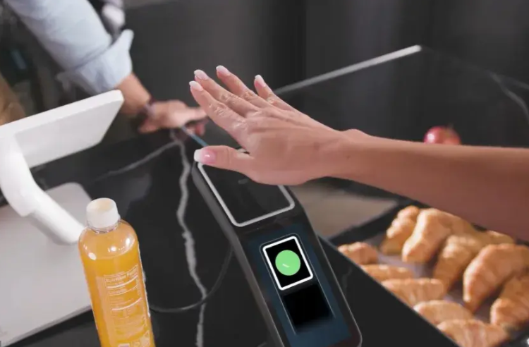 La firma introdujo Amazon One inicialmente en tiendas seleccionadas de Amazon Go, con dispositivos situados en su entrada para que los usuarios las utilizaran para pagar sus compras, previo registro.