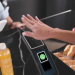 La firma introdujo Amazon One inicialmente en tiendas seleccionadas de Amazon Go, con dispositivos situados en su entrada para que los usuarios las utilizaran para pagar sus compras, previo registro.