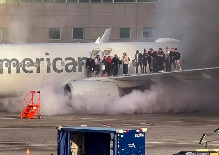 American Airlines informó que el avión experimentó un "problema con el motor" tras aterrizar y rodar hasta la puerta de embarque.