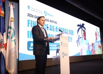 Bordas citó que, en 2023, alrededor del 53% de los trabajadores dominicanos estaban en la informalidad, mientras que el 35% de los adultos aún no tenía acceso a una cuenta bancaria.