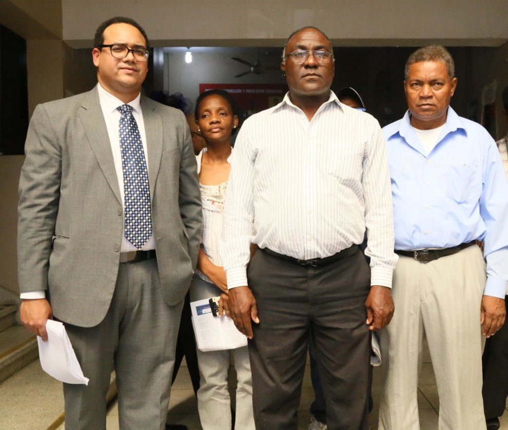 andrés astacio y fusto senford al centro junto a grupo de líderes comunitarios de haina