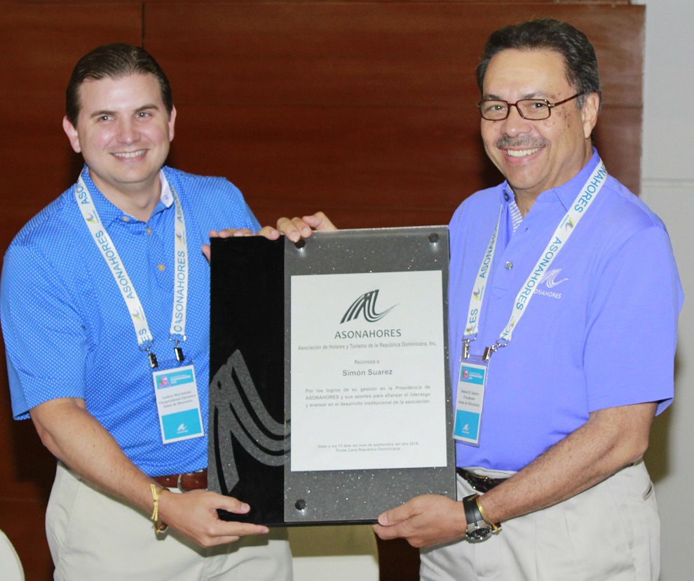andres marranzini entrega reconocimiento a simon suarez