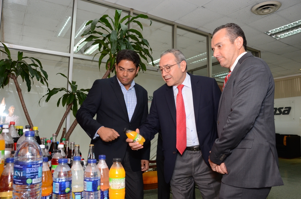 Andrés Zentella, Carlos Tirado Zavala y Juan Amell, durante un recorrido por Bepensa Dominicana./elDinero
