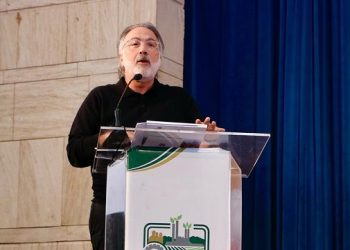 El economista Andy Dauhajre puso en el centro de su intervención el impacto que tendrá el crecimiento poblacional en la demanda de alimentos, afirmando que la República Dominicana no podrá sostener a una población proyectada de 24 millones de personas sin importantes reformas en el sector agrícola.