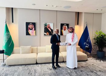 Andy Rodríguez Durán, embajador dominicano en Arabia Saudita, conversa con Osamah Alnuaiser, vicepresidente Sénior de Mercadeo y Comunicaciones Corporativas de la aerolínea saudí Riyadh Air.