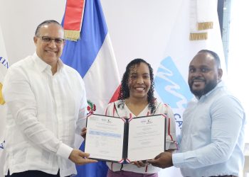 Ángel David Taveras Difo, director ejecutivo del ODAC; Radilenni Beriguete, superintendente Laboratorio y Ramon Figueroa, gerente de Operaciones y Manufactura.