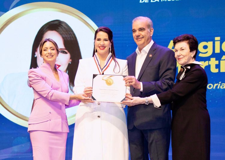 Angie Martínez al recibir la mellada.