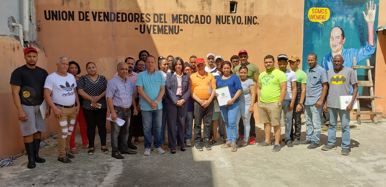 anina del castillo, directora de pro consumidor junto a vendedores del mercado nuevo de la duarte