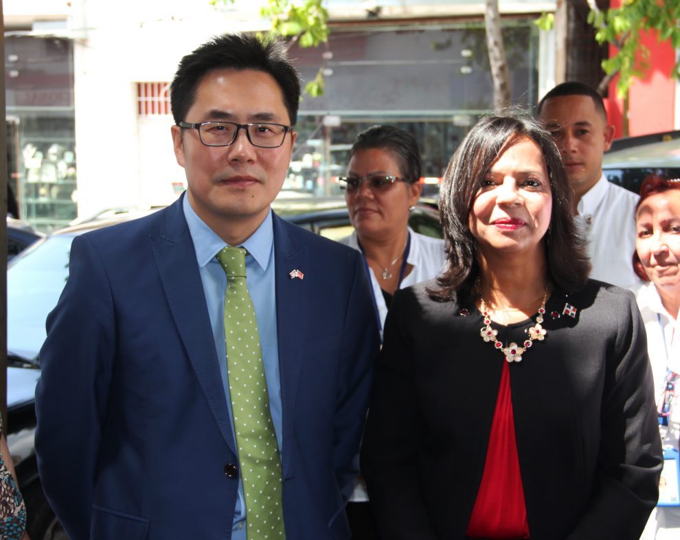 anina del castillo, titular de pro consumidor junto al consejero político zhang buxin, en representación del embajador chino en el país.
