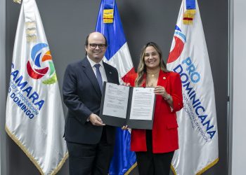 Antonio Ramos, de la Cámara de Comercio, y Lidia Aybar, de Prodominicana.