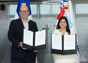 Antonio Ramos, vicepresidente de la CCPSD, junto a Biviana Riveiro, directora ejecutiva de ProDominicana. - Fuente externa.