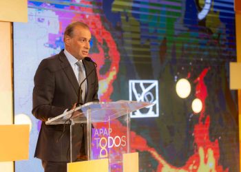 Lawrence Hazoury, presidente de la Junta de Directores de APAP, durante su intervención en la ceremonia anual de donaciones.