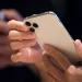 Aseguran que Apple creó un monopolio en el mercado de los teléfonos inteligentes con su modelo iPhone.