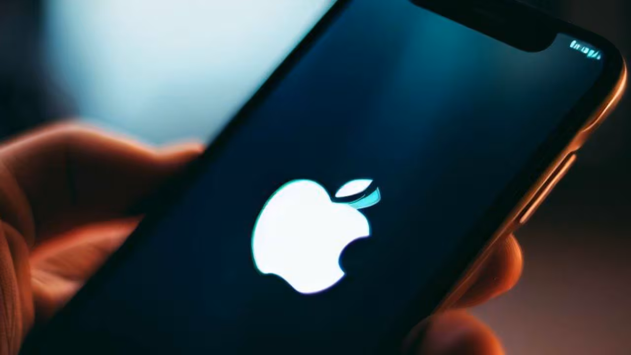 Sin embargo, esto permitiría a esta otra firma tecnológica acceder a datos de los millones de usuarios que tiene Apple a través de las nuevas funciones impulsadas por sus modelos de lenguaje.