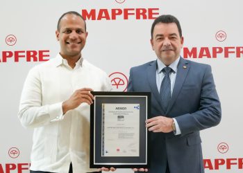 Ariel Espejo, director de Aenor Dominicana y Andrés Mejía, presidente ejecutivo de Mapfre Dominicana.
