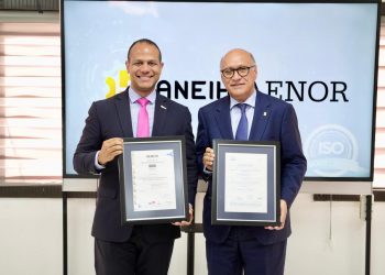 El certificado fue recibido por el presidente de la Aneih, Ángelo Viro, de parte del director general de Aenor Dominicana, Ariel Espejo Combes.