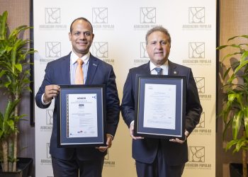La certificación fue recibida por el presidente ejecutivo de APAP, Gustavo Ariza, de parte del director país de Aenor, Ariel Espejo.