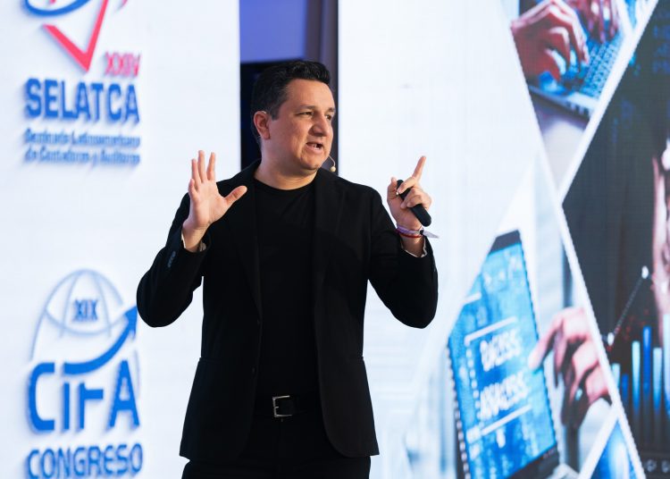 Espinosa advirtió que los errores de la inteligencia artificial pueden reproducirse de manera masiva.