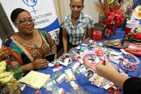 artesanias de mujeres con discapacidad bazar apap todos2