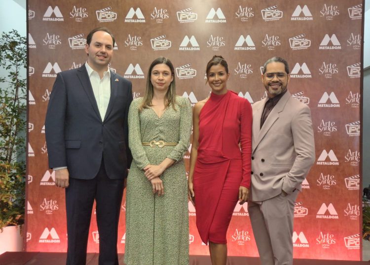 La obra reúne a destacados representantes del sector, entre ellos el director general de museos, Carlos Andújar, la folklorista Josefina Richardson y el escultor de metalurgia Héctor Julio Medina.