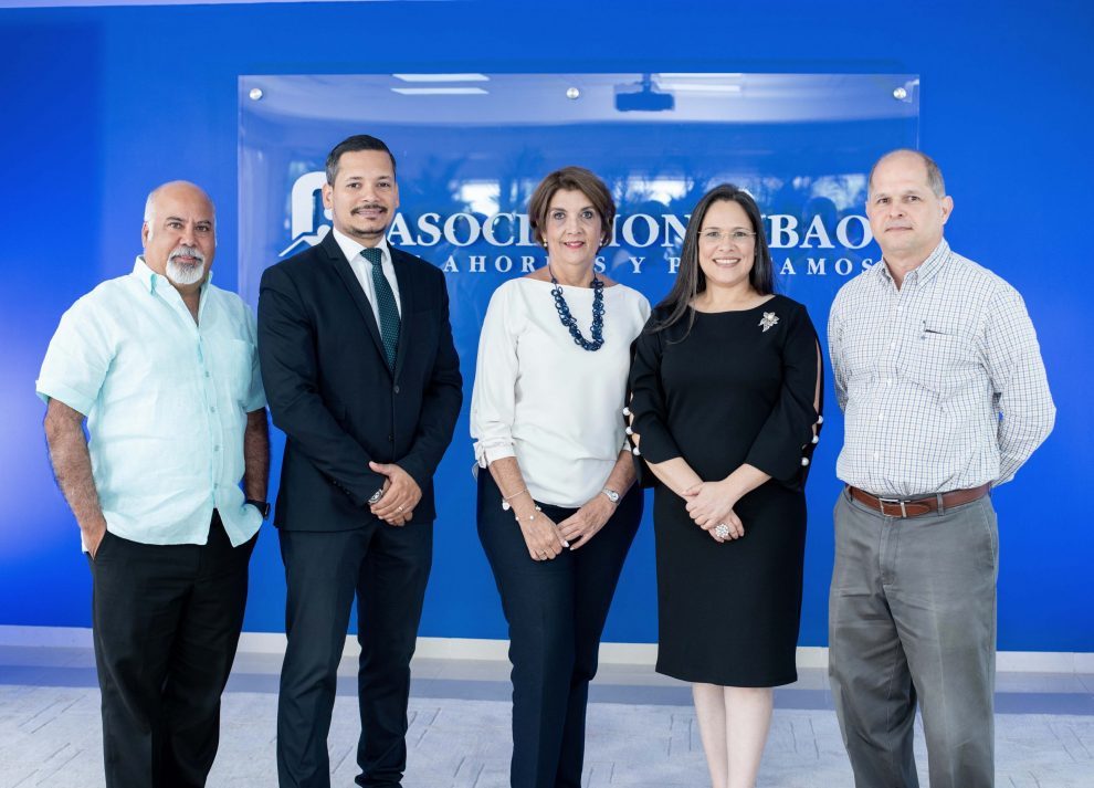 asociación cibao miembros del jurado de la convocatoria 2019 2020 acompañan a yara hernández, gerente de comunicaciones y sostenibilidad de acap.