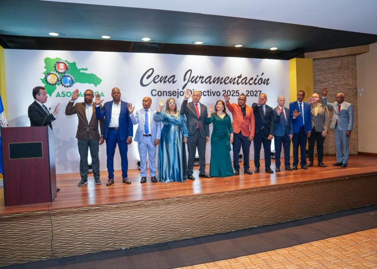 El acto de juramentación estuvo encabezado por el Ministro de Industria, Comercio y Mipymes, Víctor Bisonó y el director general del Infotep, Rafael Santos Badía.