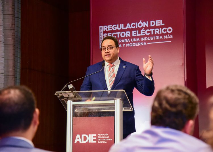 El superintendente de Electricidad, Andrés Astacio.