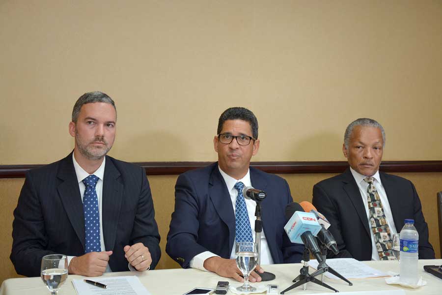Mario Pujols, director ejecutivo de Adoron; Augusto Ramírez Bonó, presidente de Adoron; y Frank Ward, presidente de la WIRSPA, una entidad que agrupa a las asociaciones de productores de ron de 15 países del Caribe. / Lésther Alvarez