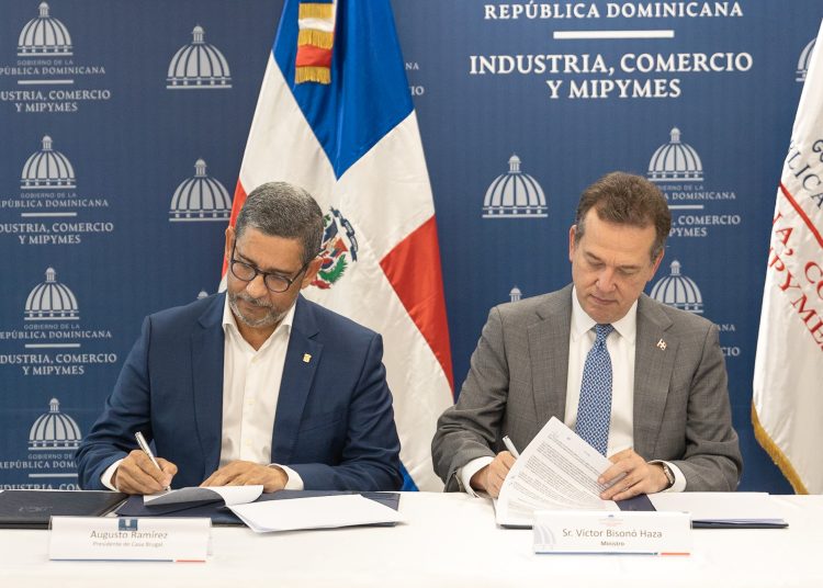 Augusto Ramírez y Víctor Bisonó firman acuerdo. | Fuente externa.