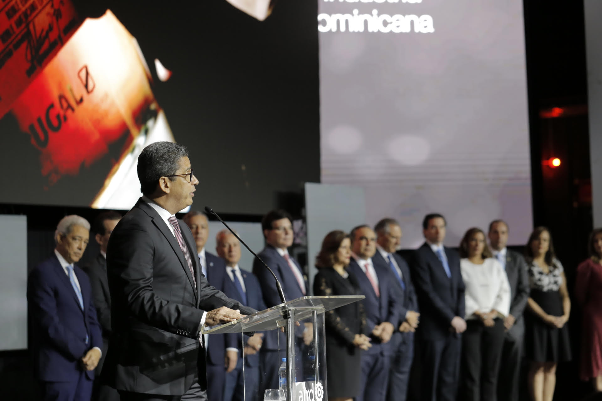 augusto ramírez, presidente de casa brugal, agradece el reconocimiento.
