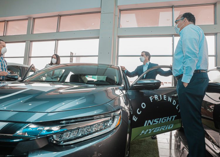 El presidente ejecutivo del Banco Popular Dominicano, Christopher Paniagua,
se apresta a montarse en un vehículo ECO. Le acompañan la Maribel Bellapart y, en
primer plano, de izquierda a derecha, Víctor Carvajal y Wilfredo Lithgow.