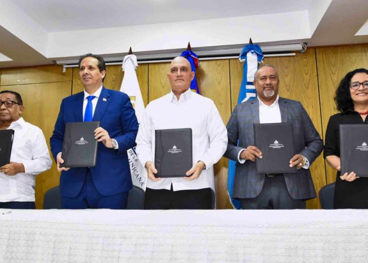 Autoridades con el documento rubricado. - Fuente externa.