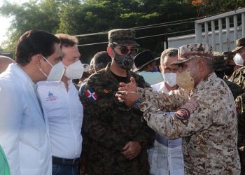 Autoridades dominicanas en mercado binacional