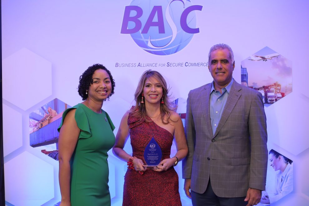 basc dominicana july de la cruz y armando rivas entregan el reconocimiento a mireya abreu, de rizek cacao.