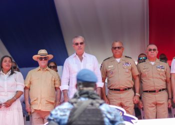 Abinader fue recibido con honores militares en Azua durante el desfile que conmemora la primera gran gesta en defensa de la soberanía nacional.