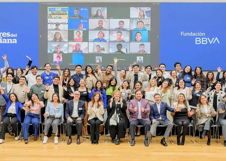La Fundación Microfinanzas BBVA impulsó en 2025 miles de acciones formativas con un impacto en más de 500,000 personas y concedió 6,300 créditos educativos.
