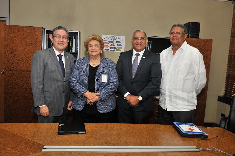 Luis Martín Gómez,
Ligia Leroux de Ramírez, Ervin Novas Bello y Gustavo Lara, durante el acto de firma.