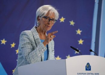 El BCE asegura que mantendrá los tipos de interés oficiales en niveles suficientemente restrictivos durante el tiempo que sea necesario para que la inflación alcance su objetivo del 2%.