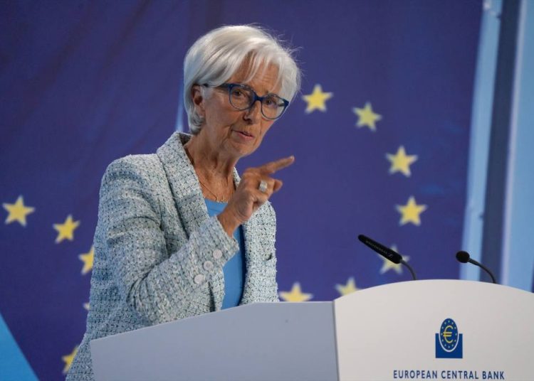 El BCE asegura que mantendrá los tipos de interés oficiales en niveles suficientemente restrictivos durante el tiempo que sea necesario para que la inflación alcance su objetivo del 2%.