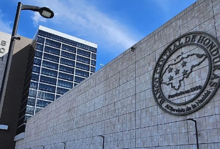 Las medidas de política monetaria, cambiaria y fiscal aplicadas por la autoridad monetaria y el Gobierno "aminoraron" en aproximadamente 1.71 puntos porcentuales la inflación interanual, enfatizó el Banco Central.