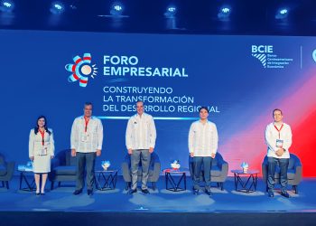 Biviana Riveiro, Dante Mossi, Luis Abinader Corona, Hostos Rizik Lugo y Jaime Díaz.