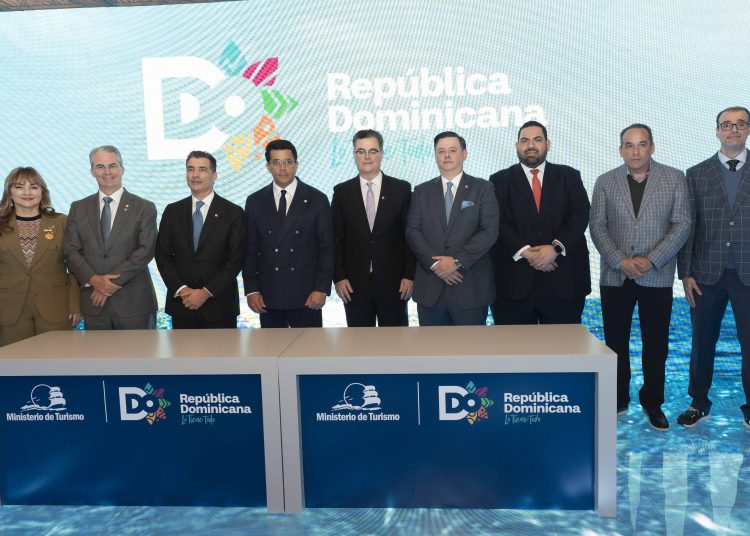 De izquierda a derecha, los señores Antonia Antón de Hernández, René Grullón, Christopher Paniagua, David Collado, Manuel Diez, Fernando Cantisano, Carlo Ruiz, Felipe Amador y Álvaro Sousa.- Fuente externa.