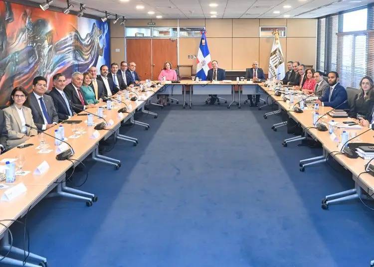 Autoridades del Banco Central y miembros de la junta de directores del Consejo Nacional de la Empresa Privada (Conep).