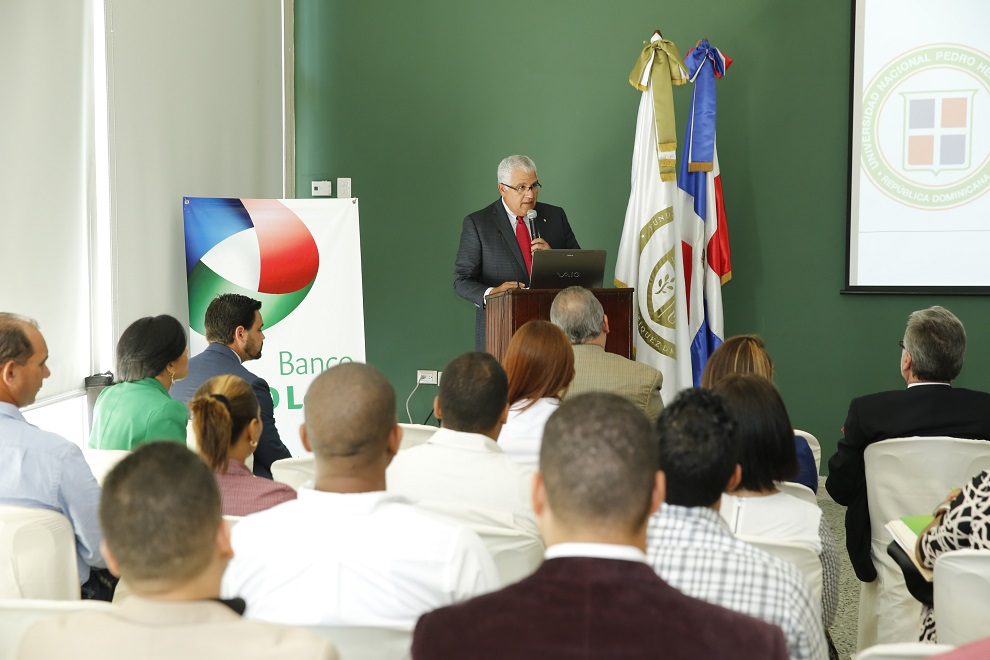 Luis Lembert,  vicepresidente senior de Banca Personal del Banco BHD León, da la bienvenida a los participantes.