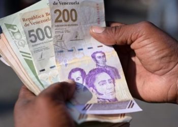 La moneda venezolana, el bolívar, cerró 2025 con una devaluación del 82.7% frente al dólar estadounidense en el mercado oficial.